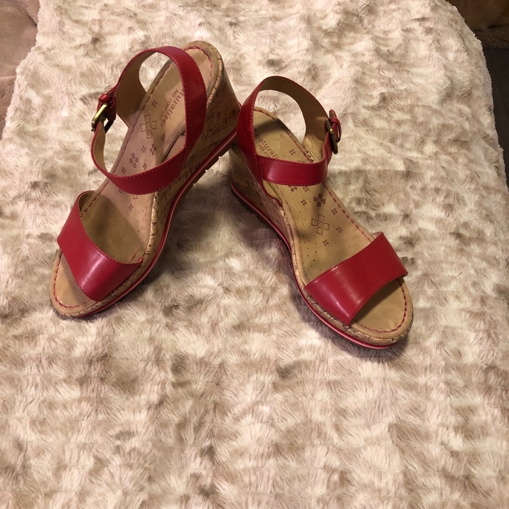 Naturalize N 5 comfort wedge sandal red 10